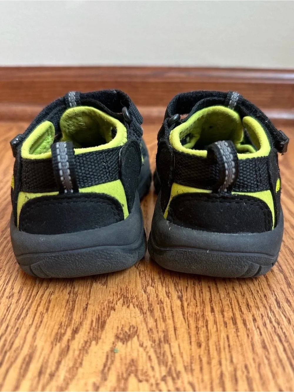 KEEN Newport Closed Toe Sandals Boys Size 8 Black/Green